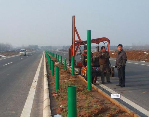 青湖路街道波形护栏打桩